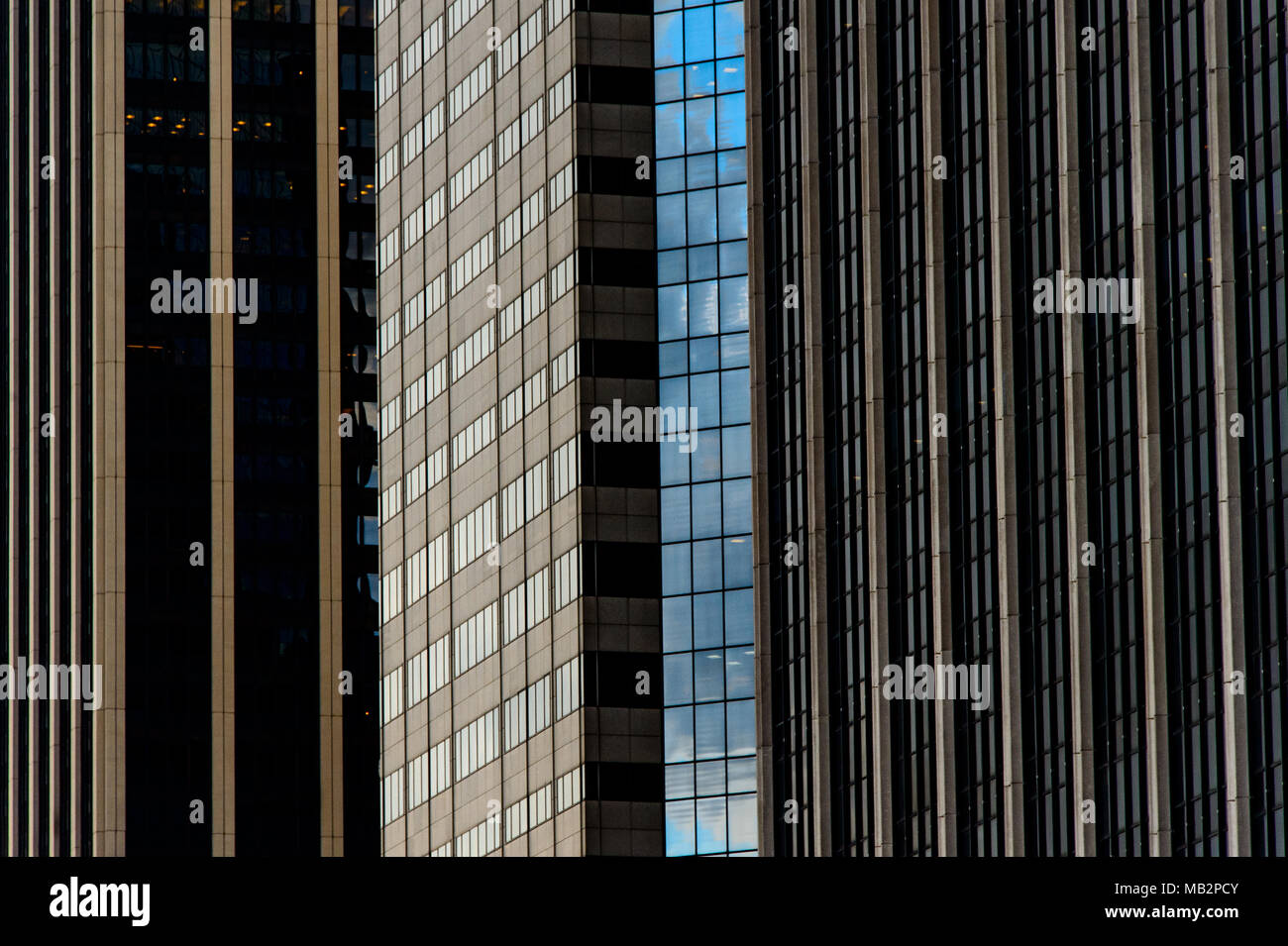 Réflexions sur les fenêtres des gratte-ciel à New York, juillet 2013. Banque D'Images