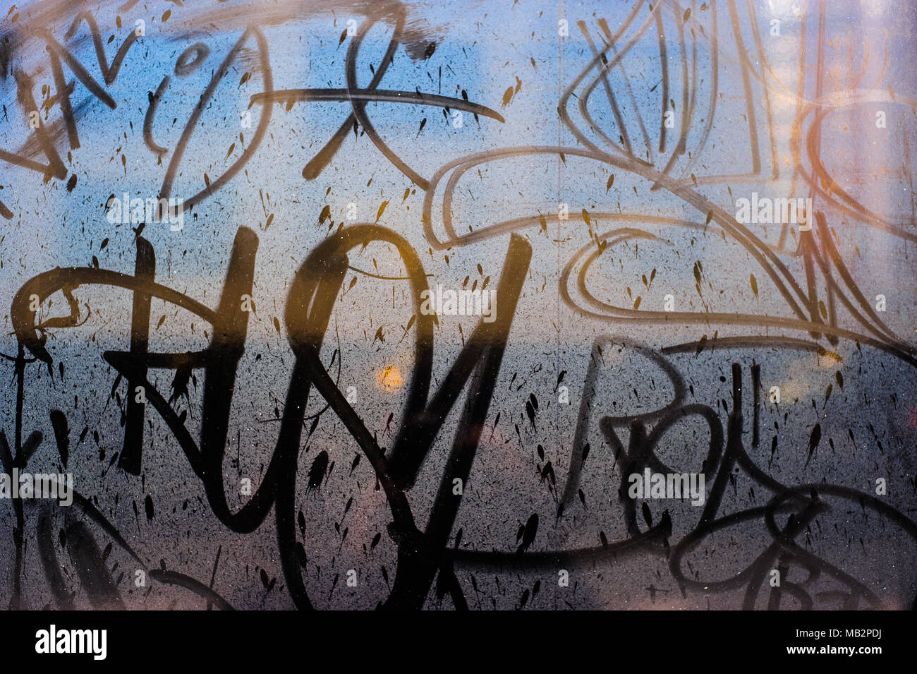 Lettres écrites sur une fenêtre sale dans la ville de New York, octobre 2013. Banque D'Images