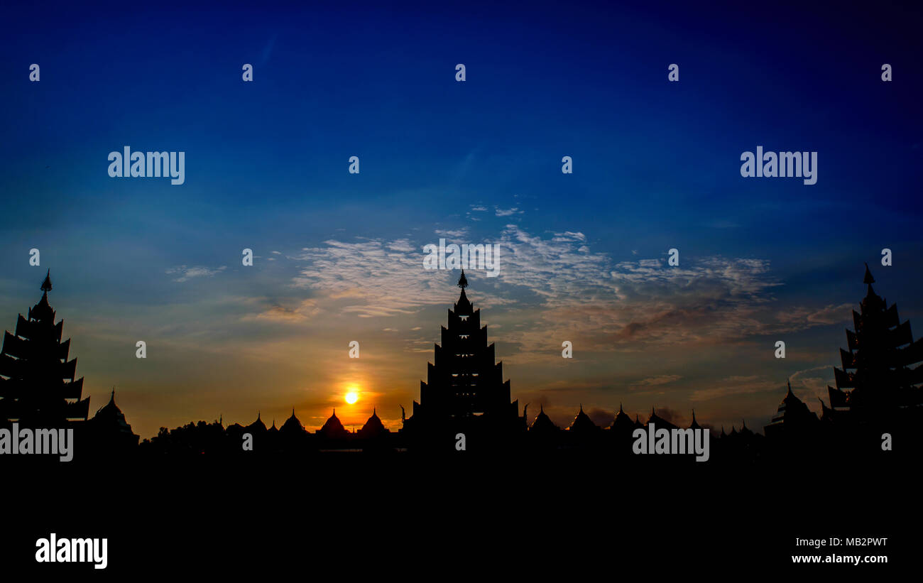 La pagode de silhouette contre le coucher du soleil à Batang Galang, Indonésie Banque D'Images