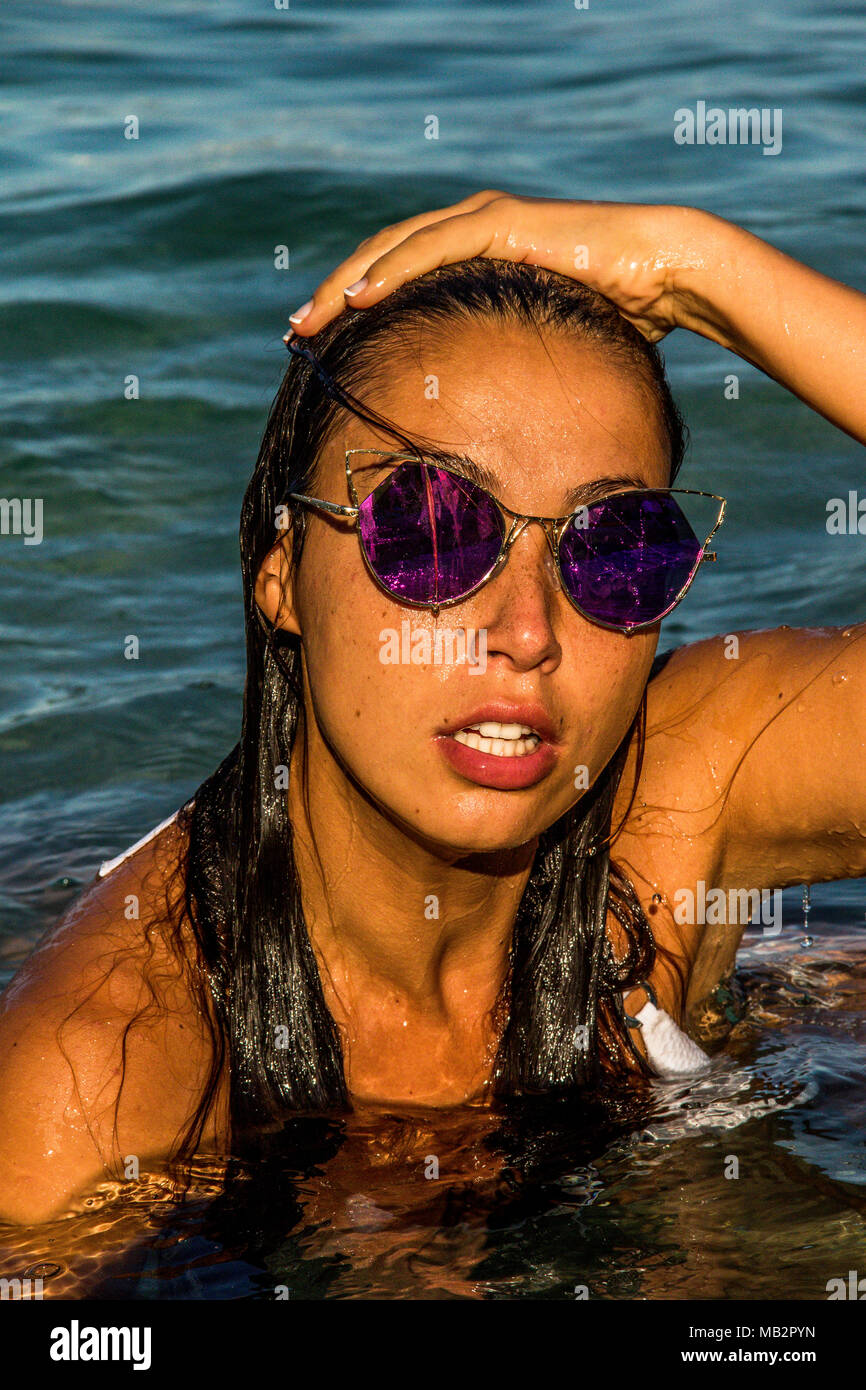 La photographie de mode d'été (photos de couverture avec SOFIA modèle) -  Lovran Croatie, 2017 - maillot de bain, bikini, jeans haut, Mer, soleil, lunettes  de soleil, modèle Photo Stock - Alamy