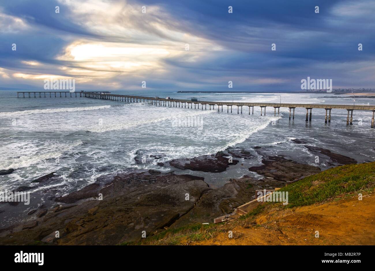 Vue aérienne du paysage de la jetée d'Ocean Beach et spectaculaire Pacific Sunset Sky Horizon. Vue panoramique de San Diego États-Unis sur le littoral californien Banque D'Images