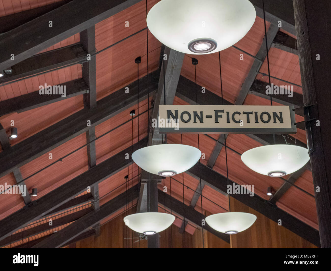Signe de non-fiction bibliothèque cabine surplombant Banque D'Images
