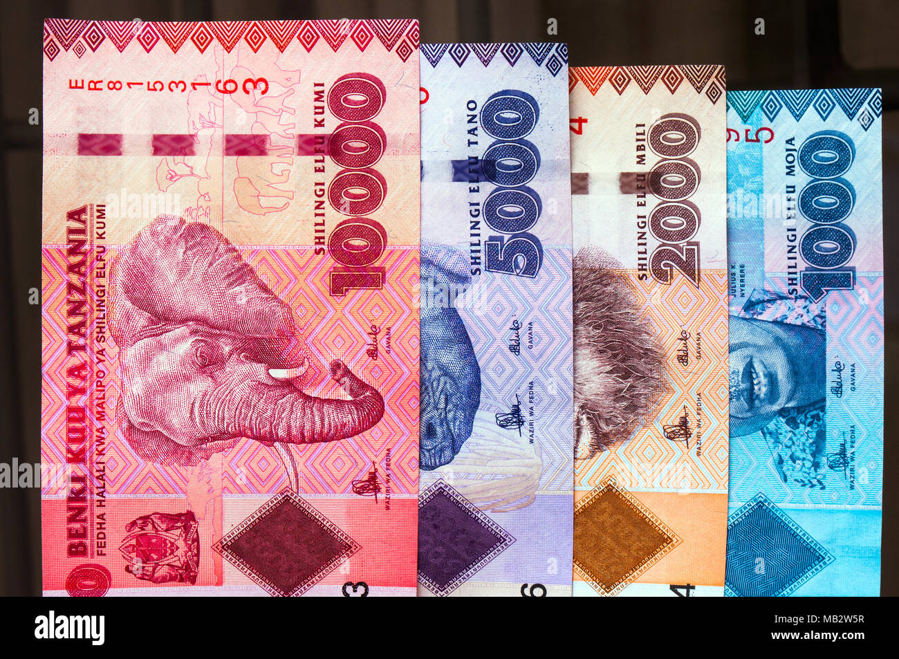 Les quatre billets disponibles à partir de la Tanzanie dans le denonmination de shillings tanzaniens : 10 000, 5 000, 2 000 et 1 000, photographié sur emplacement dans Da Banque D'Images