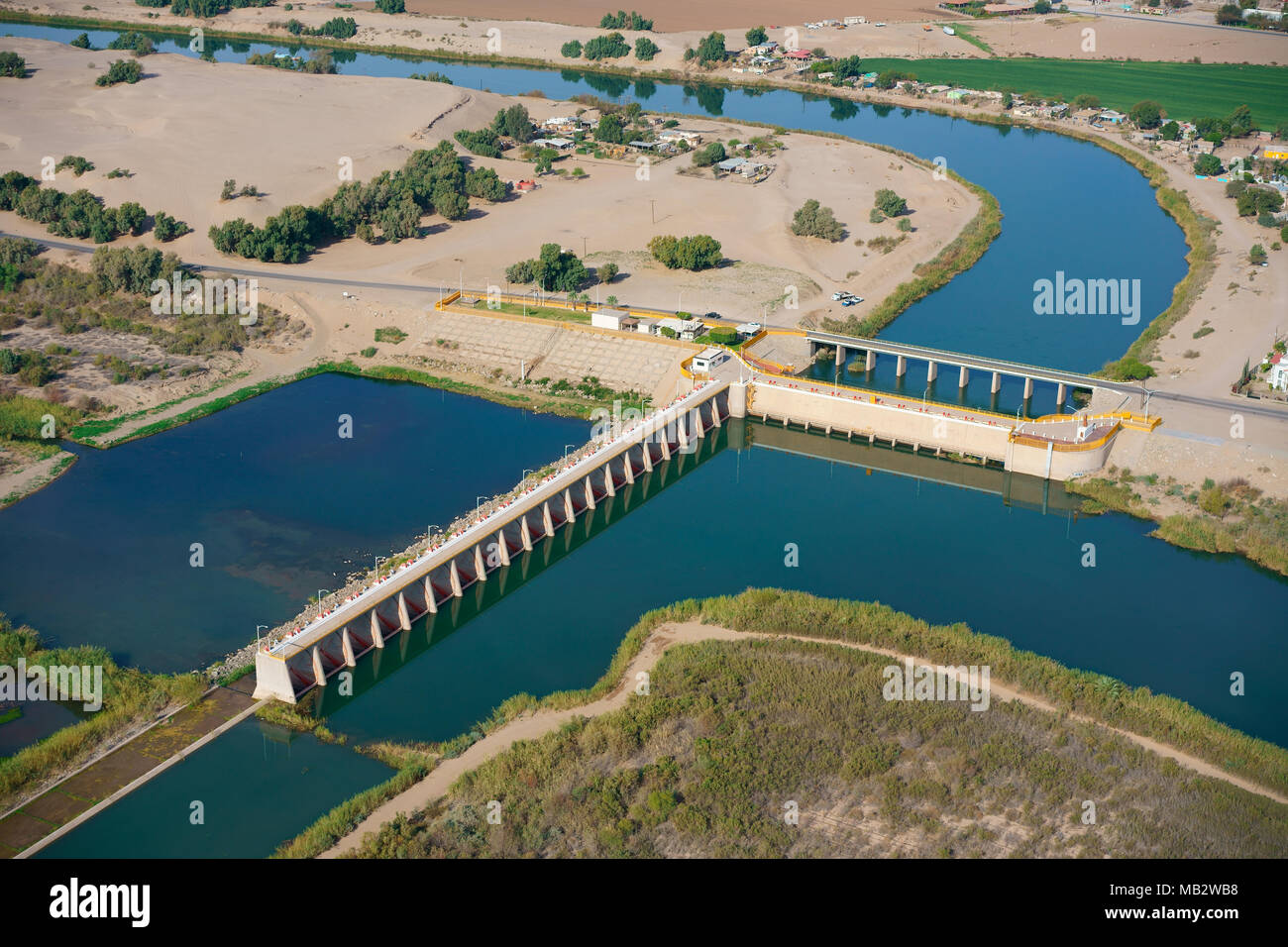 VUE AÉRIENNE. La fin du fleuve Colorado au barrage de dérivation de Morelos. Los Algodones, Basse-Californie, Mexique et États-Unis. Banque D'Images