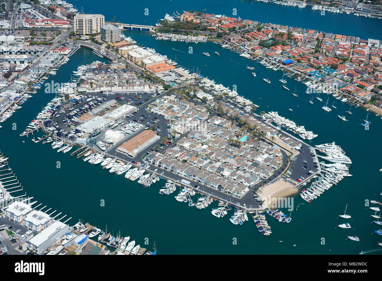 VUE AÉRIENNE. Péninsule du Lido. Newport Beach, Orange County, Californie, États-Unis. Banque D'Images