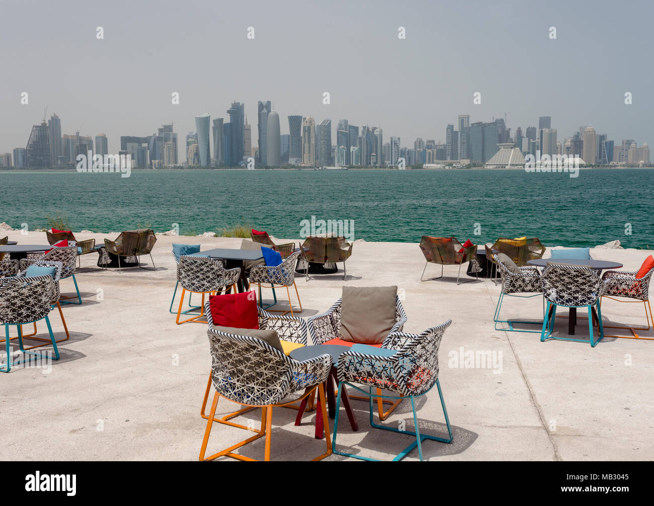 DOHA, QATAR - 4 Avril 2018 : Le musée d'art islamique park's Cafe à l'ensemble de l'impressionnant paysage de le quartier des affaires de Doha, Banque D'Images