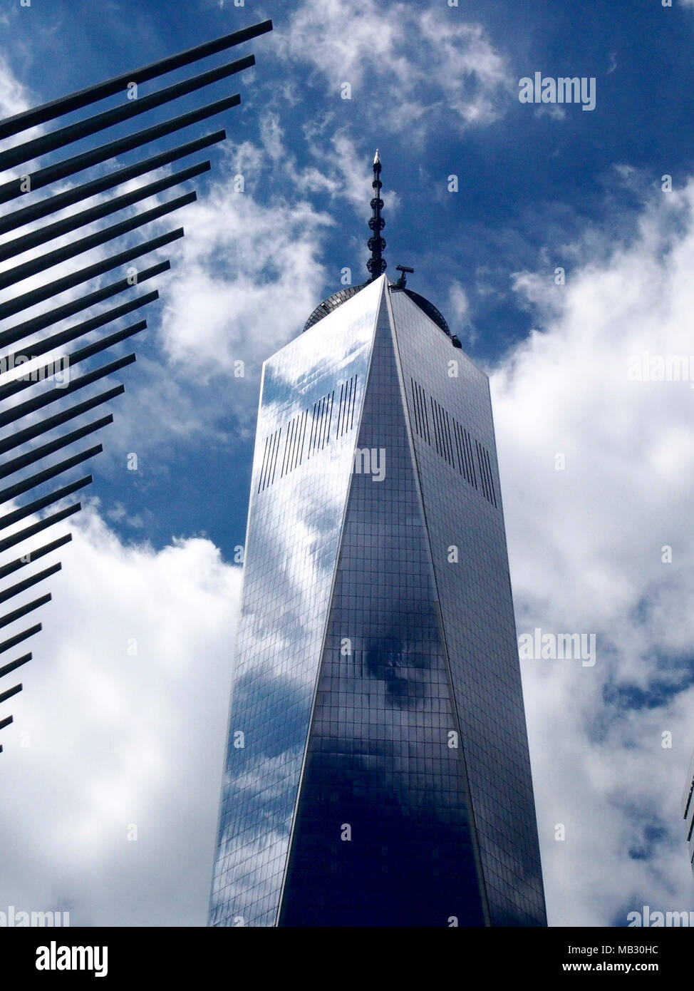New York, EE.UU. - Le 26 juillet 2016 World Trade Center avec réflexion nuages Banque D'Images