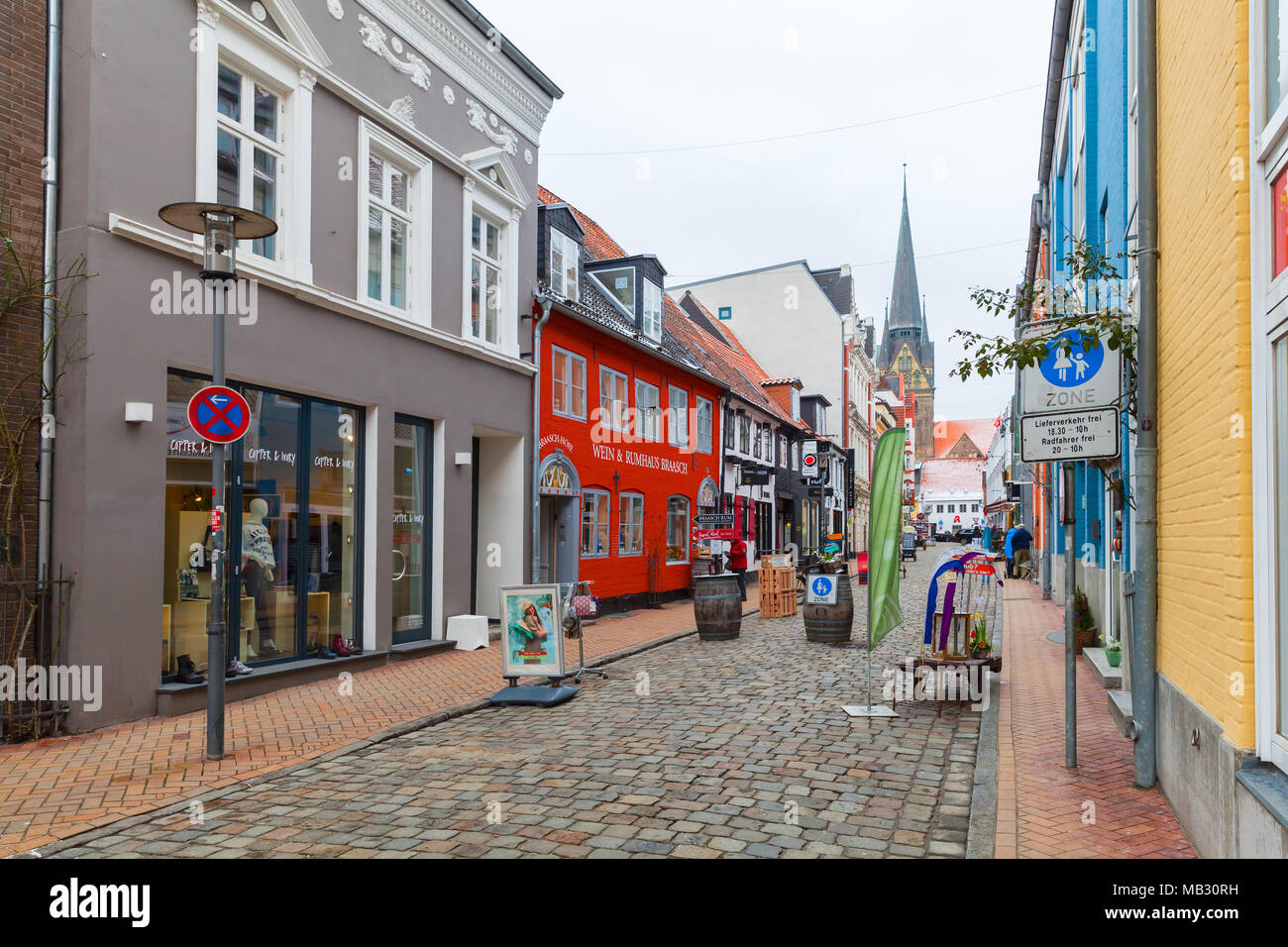 Flensburg, Allemagne - le 9 février 2017 : rue piétonne avec des restaurants dans le centre de la vieille ville de Flensburg, gens ordinaires à pied Banque D'Images