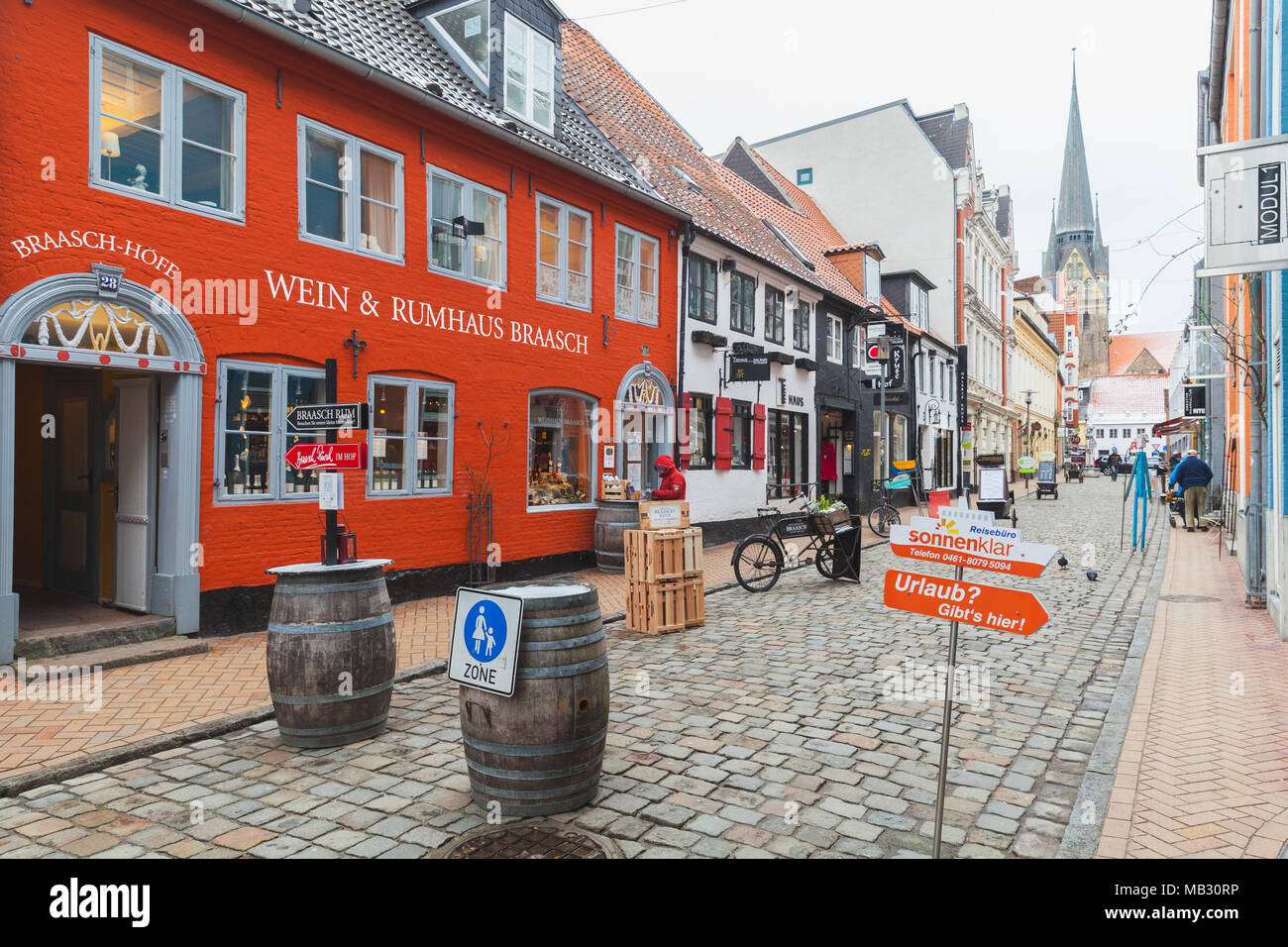 Flensburg, Allemagne - le 9 février 2017 : rue piétonne en plein centre de la vieille ville de Flensburg, gens ordinaires à pied Banque D'Images