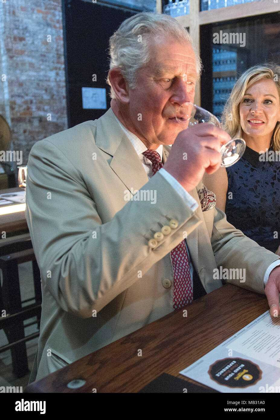 Le Prince de Galles au cours d'une visite de la distillerie de rhum de Bundaberg, y compris le Musée du rhum de Bundaberg rénové et il a assisté à un festival communautaire. Banque D'Images
