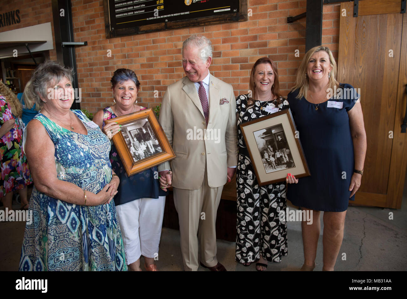 Le Prince de Galles se réunit quatre soeurs il est monté à bord avec lorsqu'il avait 17, à Geelong, Victoria, où il est allé à l'école, (de gauche à droite) Penny Jenner, Jane Tozer, Amanda Boxhall et Lisa Lawlor au cours d'une visite de la distillerie de rhum de Bundaberg. Banque D'Images