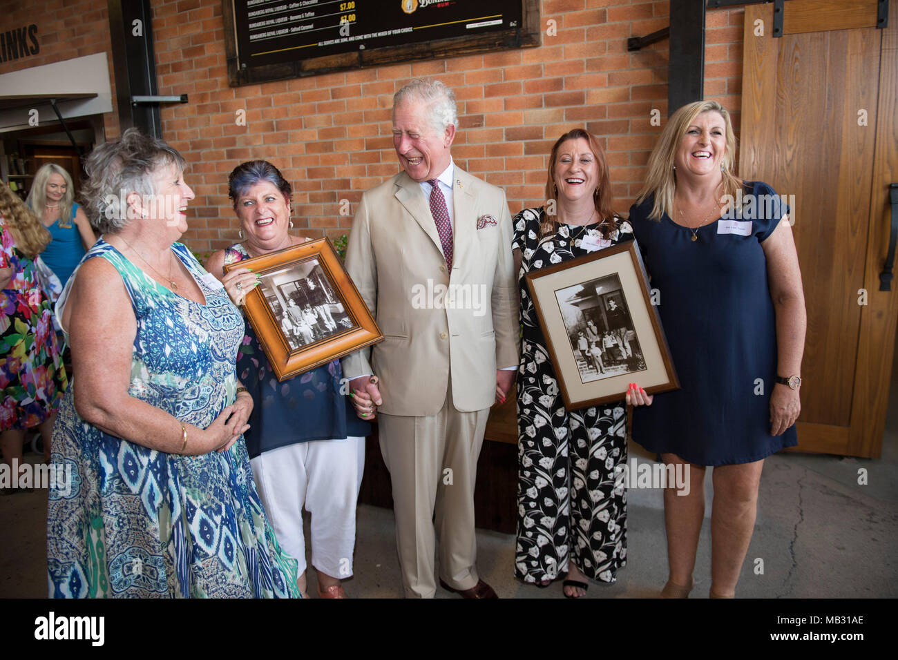 Le Prince de Galles se réunit quatre soeurs il est monté à bord avec lorsqu'il avait 17, à Geelong, Victoria, où il est allé à l'école, (de gauche à droite) Penny Jenner, Jane Tozer, Amanda Boxhall et Lisa Lawlor au cours d'une visite de la distillerie de rhum de Bundaberg. Banque D'Images