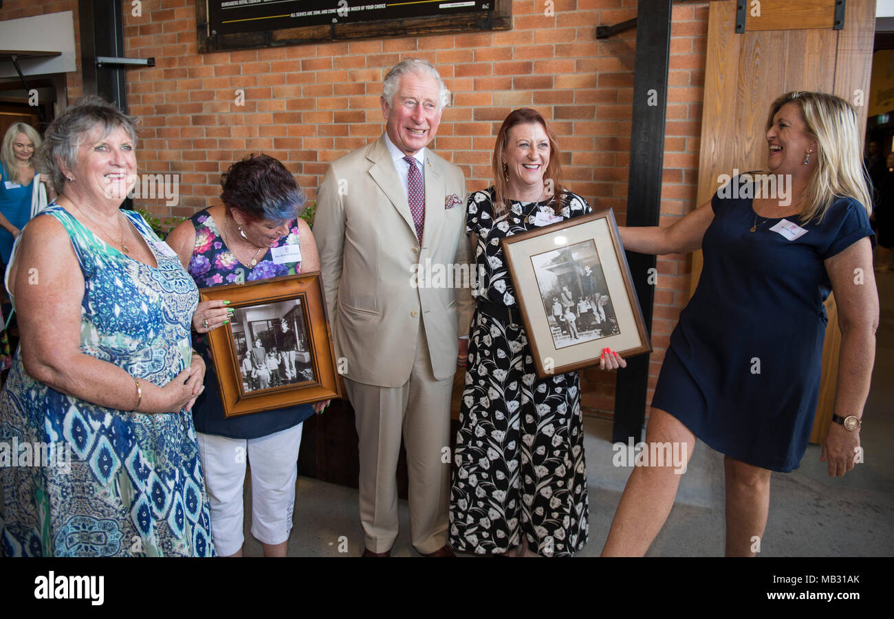 Le Prince de Galles se réunit quatre soeurs il est monté à bord avec lorsqu'il avait 17, à Geelong, Victoria, où il est allé à l'école, (de gauche à droite) Penny Jenner, Jane Tozer, Amanda Boxhall et Lisa Lawlor au cours d'une visite de la distillerie de rhum de Bundaberg. Banque D'Images
