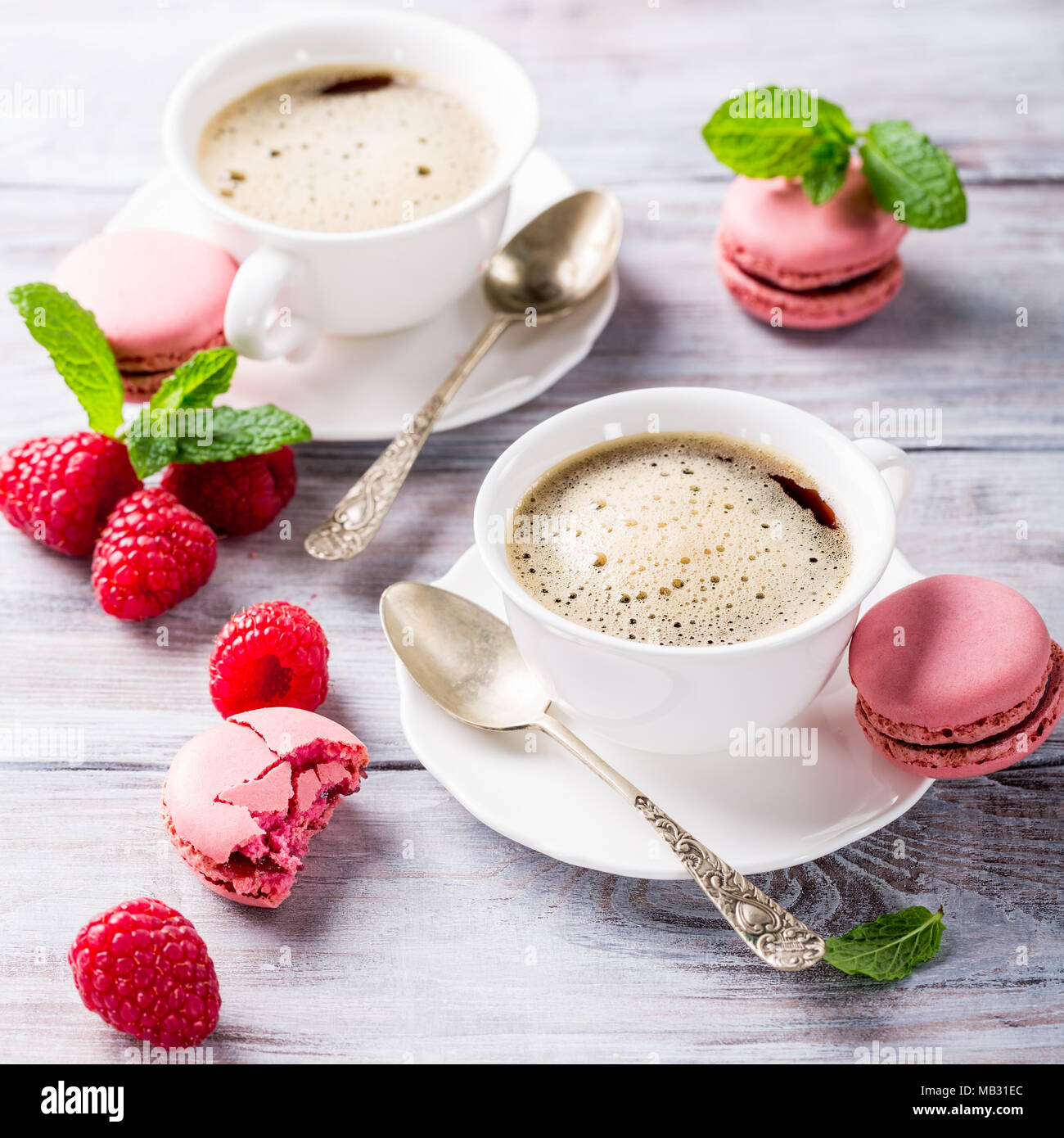Tasse de café avec des macarons framboise français Banque D'Images