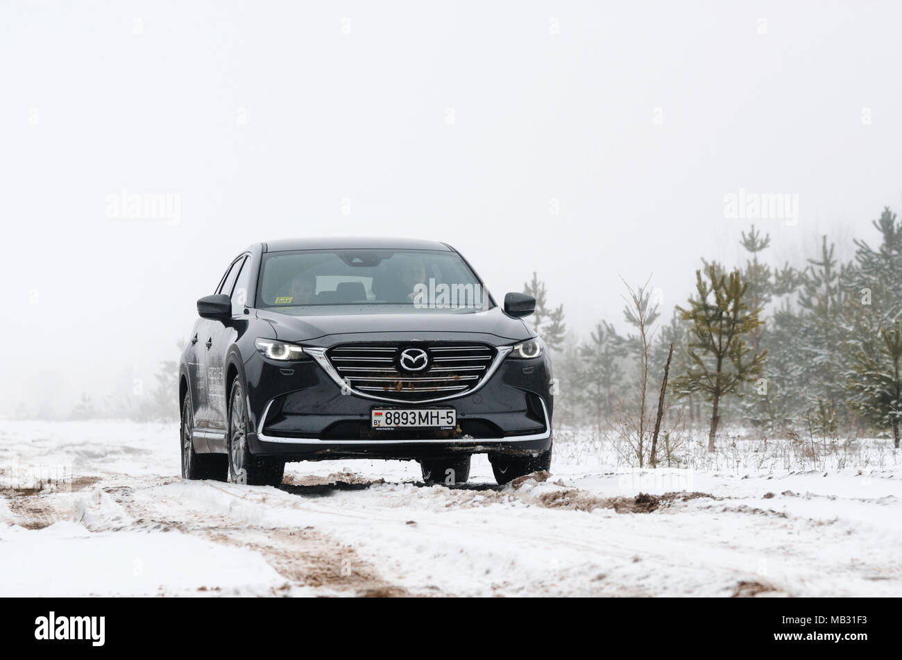 Minsk, Bélarus - Mars 30, 2018 : Extérieur de deuxième génération de Mazda CX-9 SUV 7 places route forestière en plein air Banque D'Images