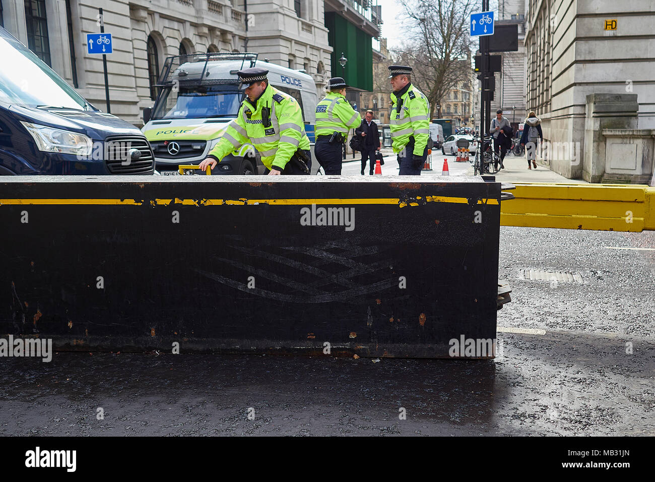 Agents de la Police métropolitaine de fermer les barrières de sécurité anti-terroristes dans la région de Westminster, Londres 2018. Banque D'Images