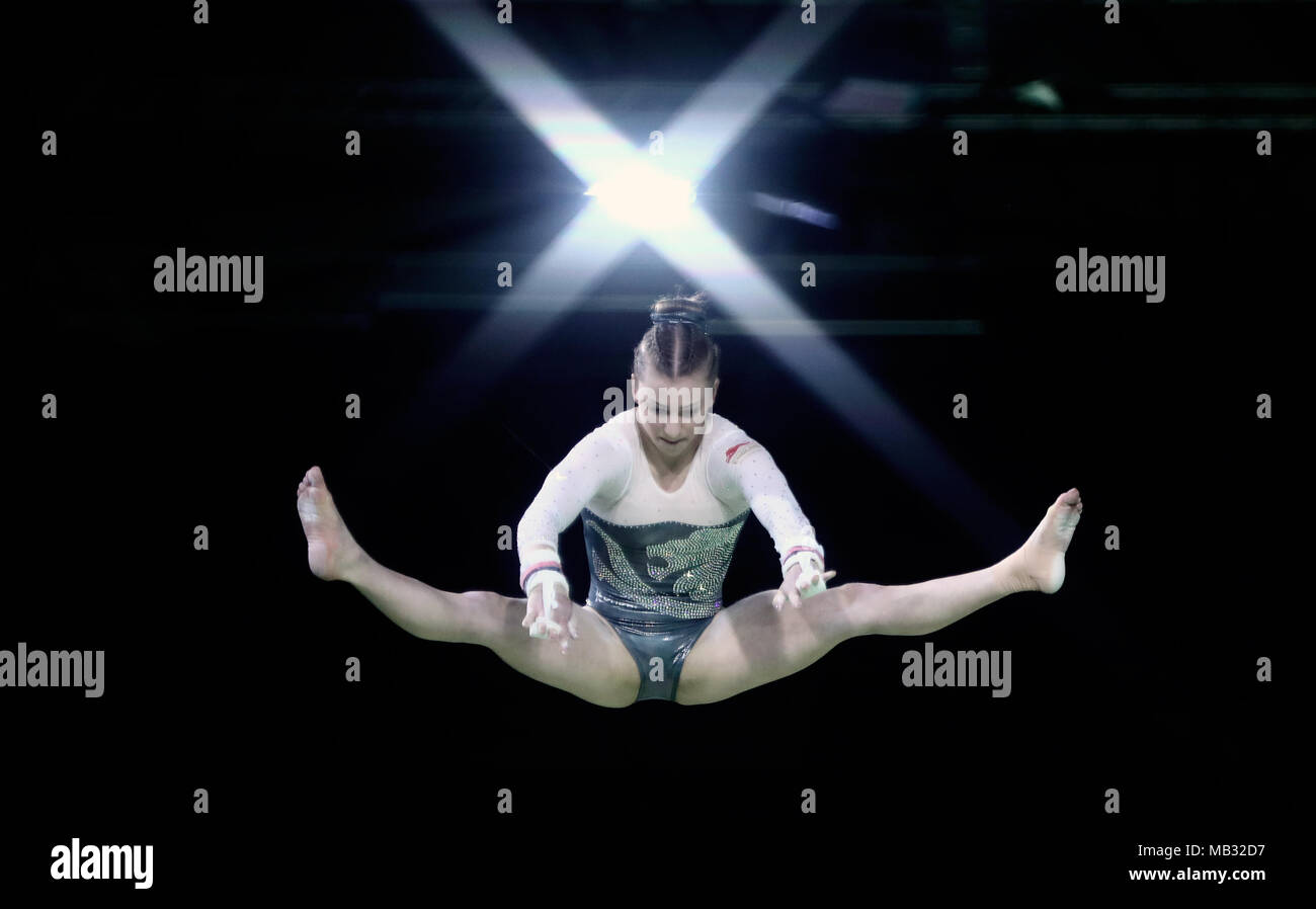 L'Angleterre Kelly sur la Simm Barres asymétriques dans l'exercice au sol au cours de l'équipe féminine en finale et des qualités à l'Coomera Indoor Sports Center lors de la deuxième journée des Jeux du Commonwealth de 2018 dans la Gold Coast, en Australie. ASSOCIATION DE PRESSE Photo. Photo date : vendredi 6 avril 2018. Histoire voir l'activité de gymnastique DU COMMONWEALTH. Crédit photo doit se lire : Danny Lawson/PA Wire. RESTRICTIONS : un usage éditorial uniquement. Pas d'utilisation commerciale. Pas d'émulation vidéo. Banque D'Images