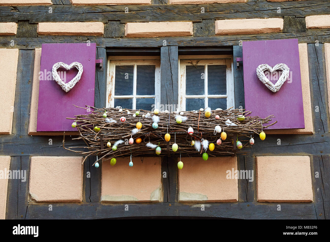 Fenêtre avec décoration de pâques, maison ancienne à colombages dans la vieille ville, Riquewihr, Alsace, France Banque D'Images