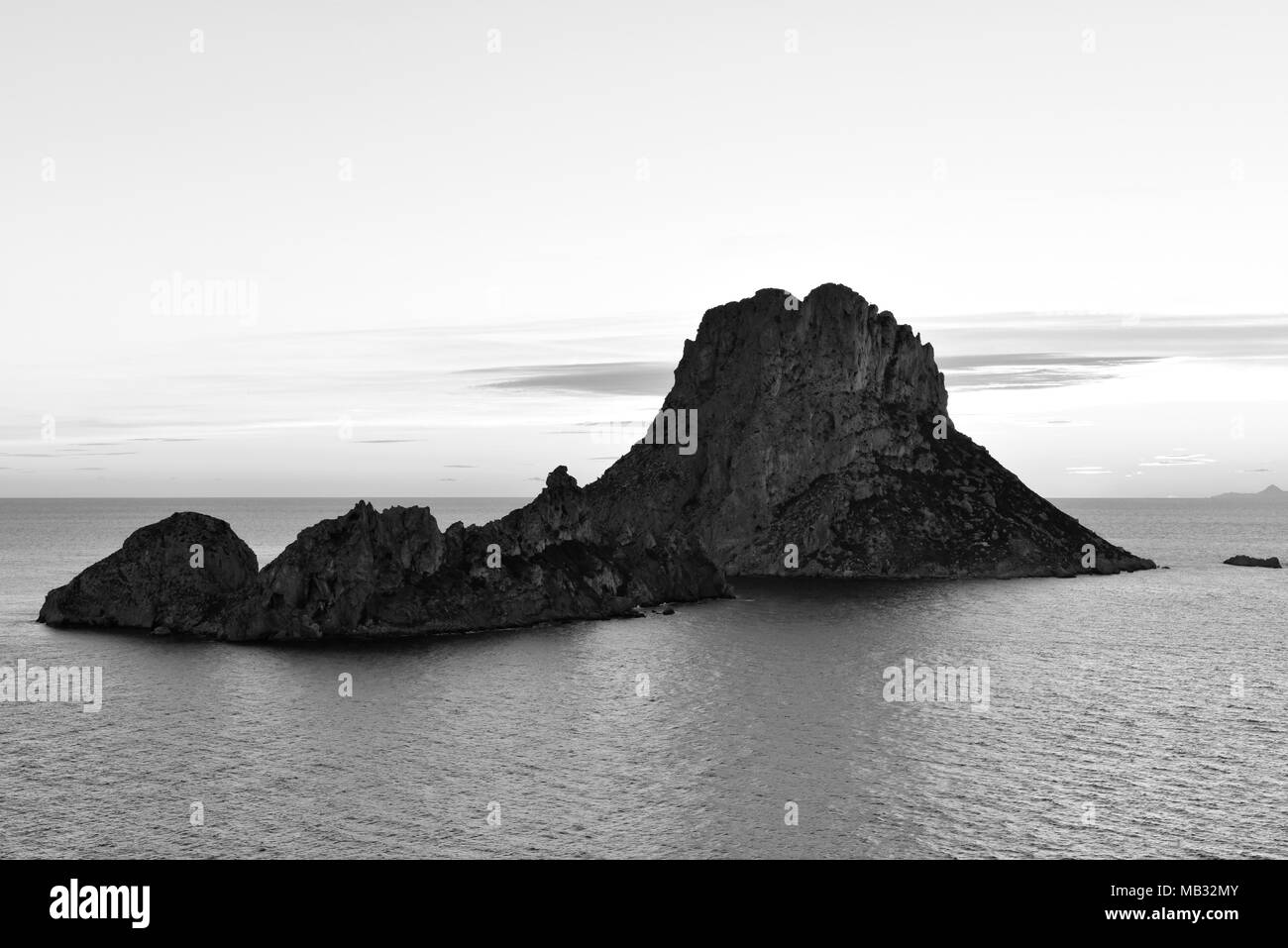 Es Vedra et es Verdranell sur l'île d'Ibiza. Célèbre rock formation avec la mer turquoise et ciel bleu. Banque D'Images
