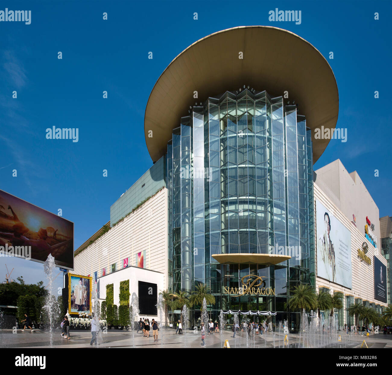 Le centre commercial Siam Paragon, vue extérieure, fontaine en face de la façade en verre, Rama I Road, Pathum Wan district, Bangkok Banque D'Images