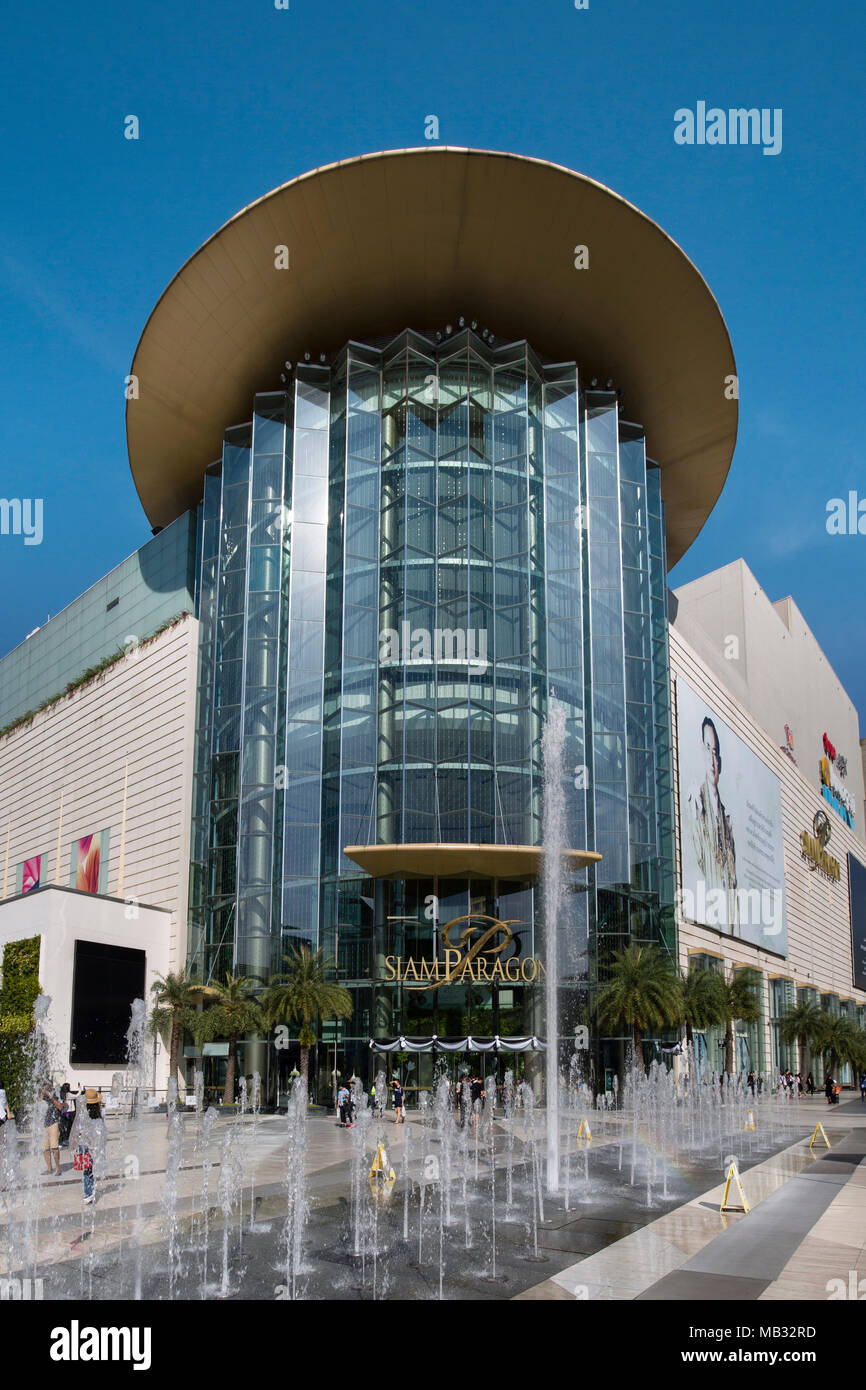 Le centre commercial Siam Paragon, vue extérieure, fontaine en face de la façade en verre, Rama I Road, Pathum Wan district, Bangkok Banque D'Images