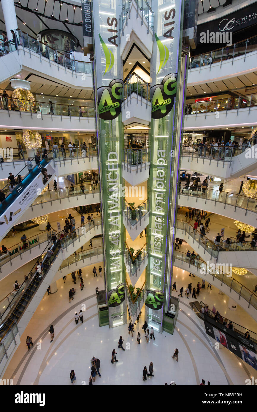 Central World de Bangkok, Centre Commercial, Vue de l'intérieur, ascenseurs et escaliers mécaniques, Pathum Wan district, Thaïlande Banque D'Images