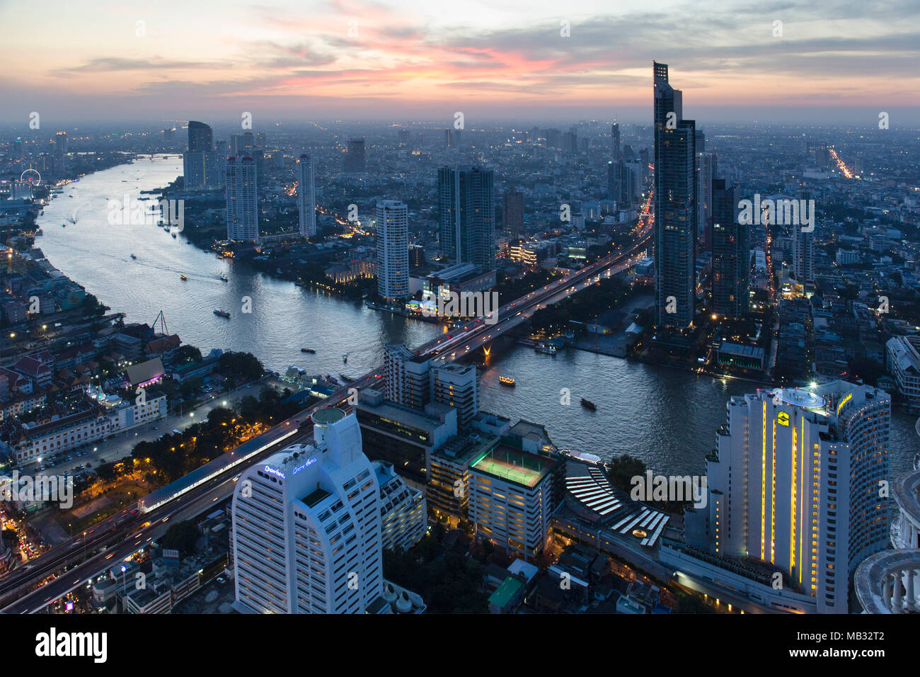 Voir l'état de Lebua tour avec la rivière Chao Phraya, pont à Khlong San, crépuscule, Bang Rak District, Bangkok, Thaïlande Banque D'Images