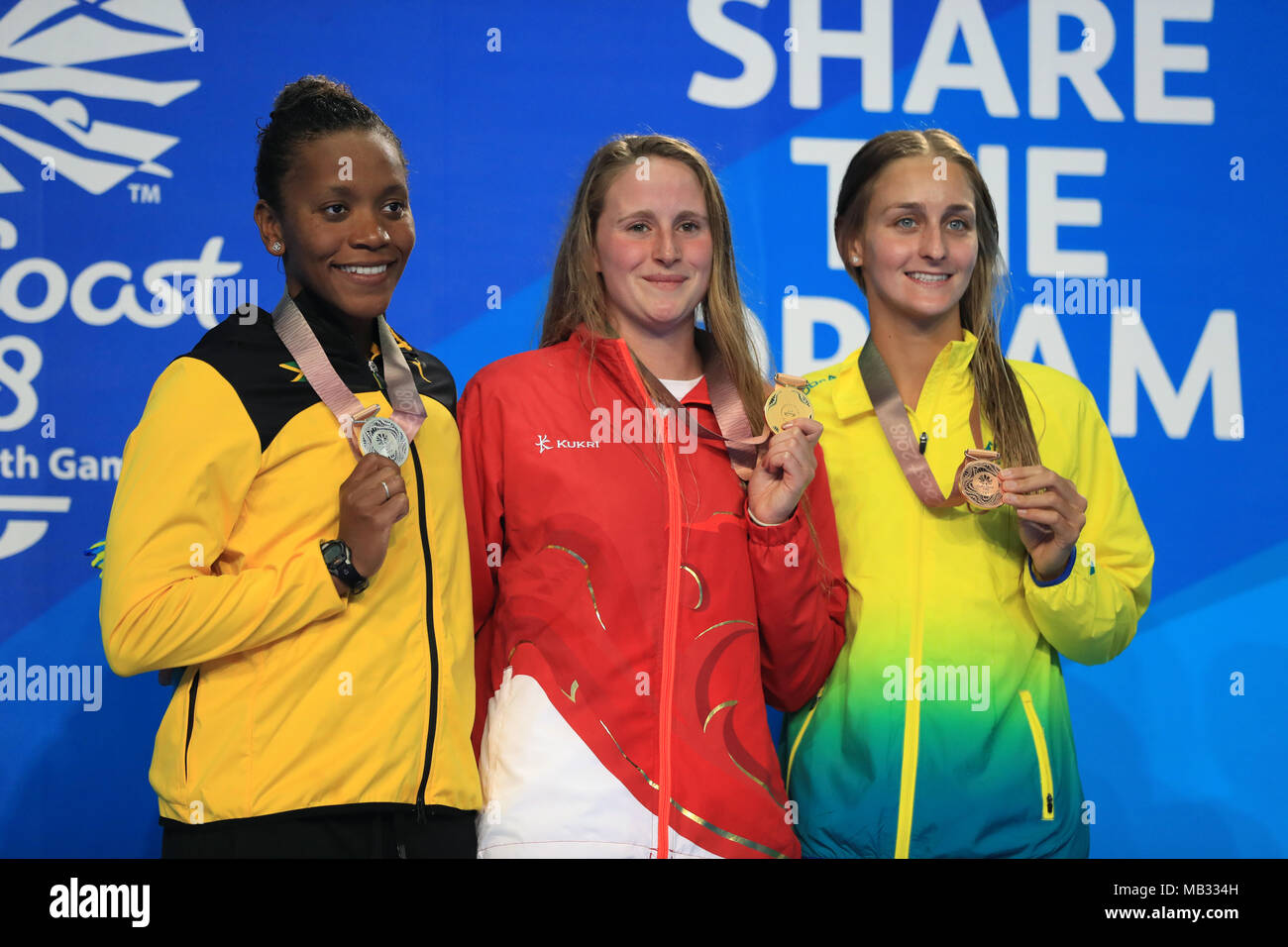 L'Angleterre Sarah Vasey (centre) célèbre remportant la médaille d'or en 50m papillon finale, avec notamment la Jamaïque d'Atkinson (argent, à gauche) et de l'Australis Leiston Pickett (bronze) au Centre aquatique de Gold Coast au cours de la deuxième journée de la 2018 Jeux du Commonwealth à la Gold Coast, en Australie. Banque D'Images