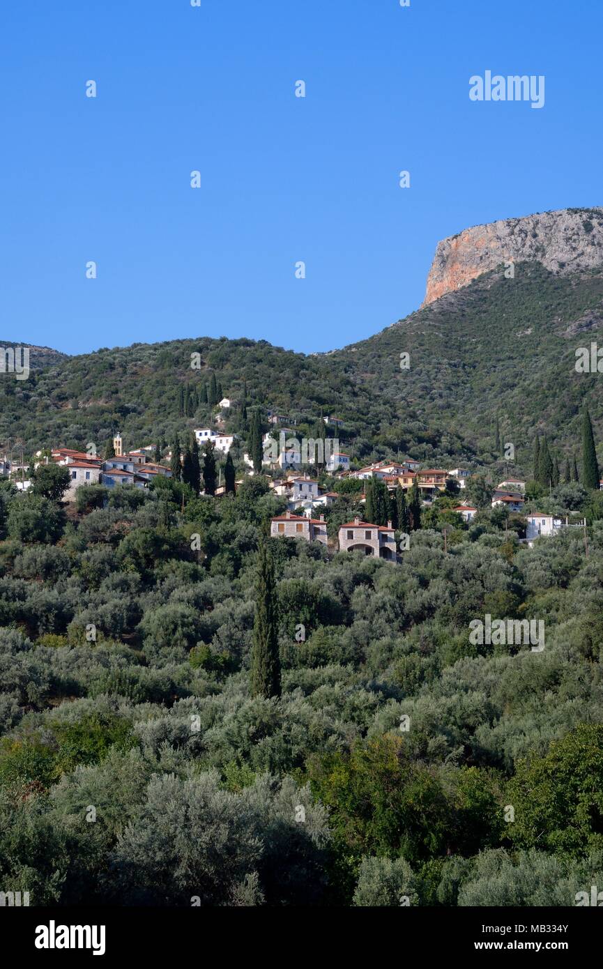 Sapounakeika, village situé sur les pentes des montagnes boisées entre les oliviers et les cyprès près du village côtier de Tyros, Arcadie, Péloponnèse, Gree Banque D'Images