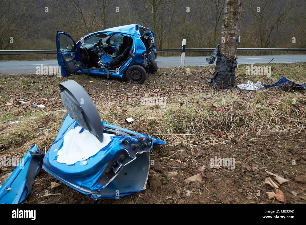 Accident de voiture on country road, voiture avec peprallt arrière contre un arbre, Allemagne Banque D'Images