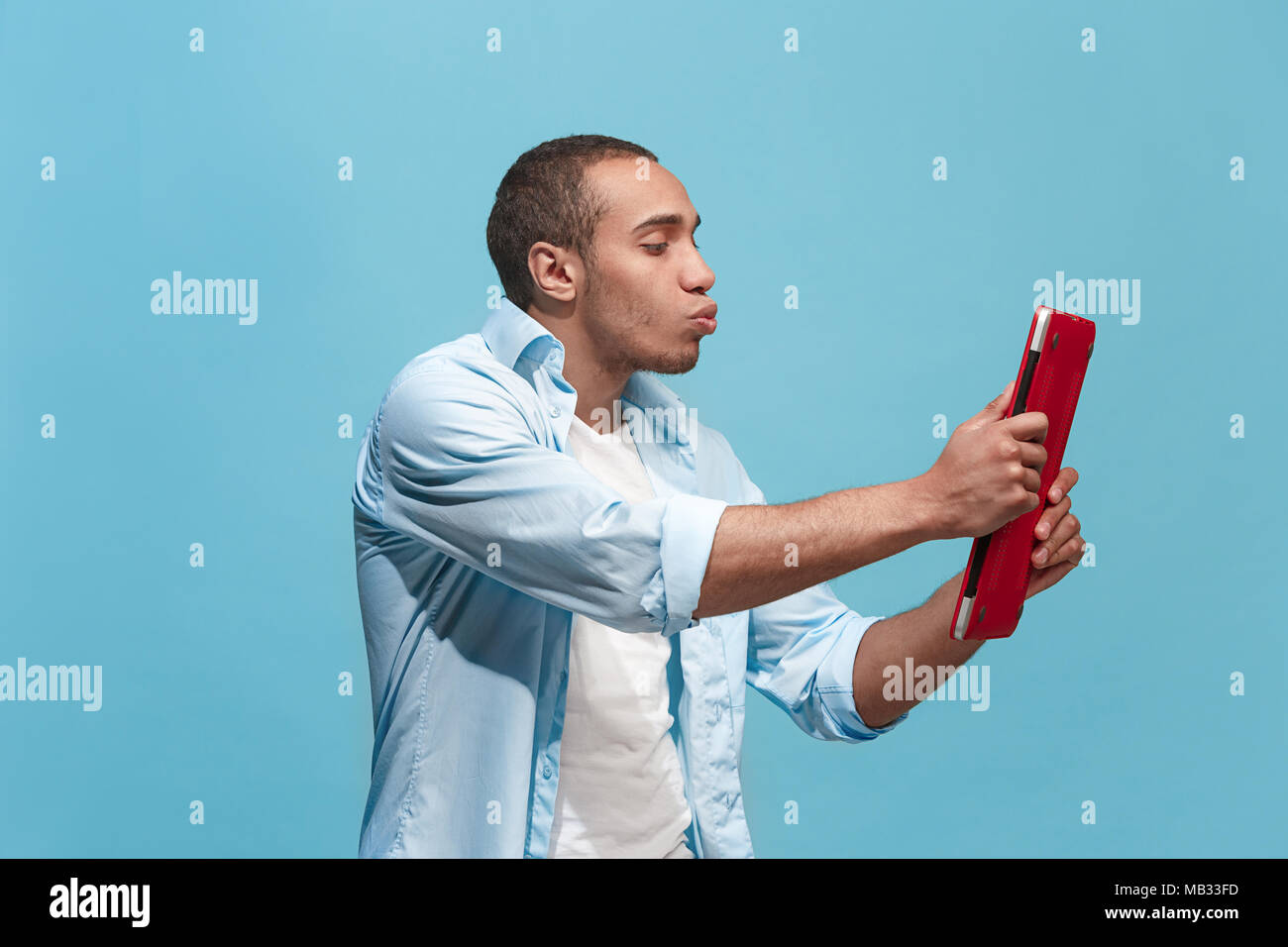 Businessman hugging coffre Banque D'Images