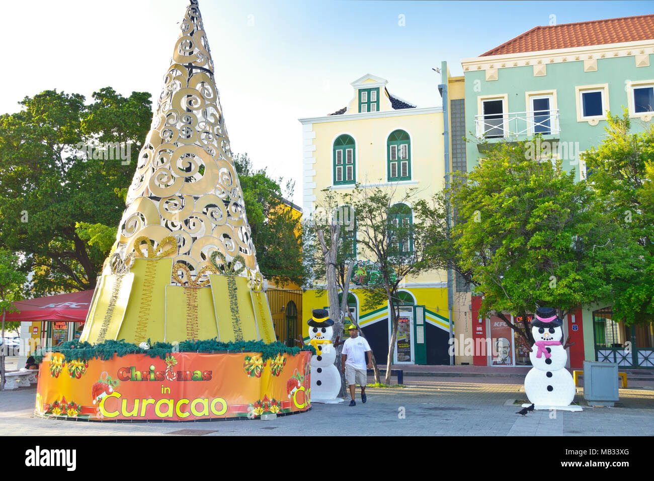Arbre de Noël coloré et décorations bonhomme à Willemstad, Curaçao, Antilles, Janvier 2018 Banque D'Images