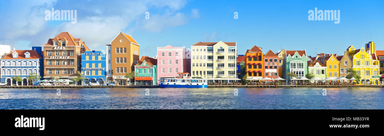 Vue panoramique de l'univers coloré et bâtiments célèbres à la Handelskade waterfront, Willemstad, Curaçao, Antilles, Janvier 2018 Banque D'Images
