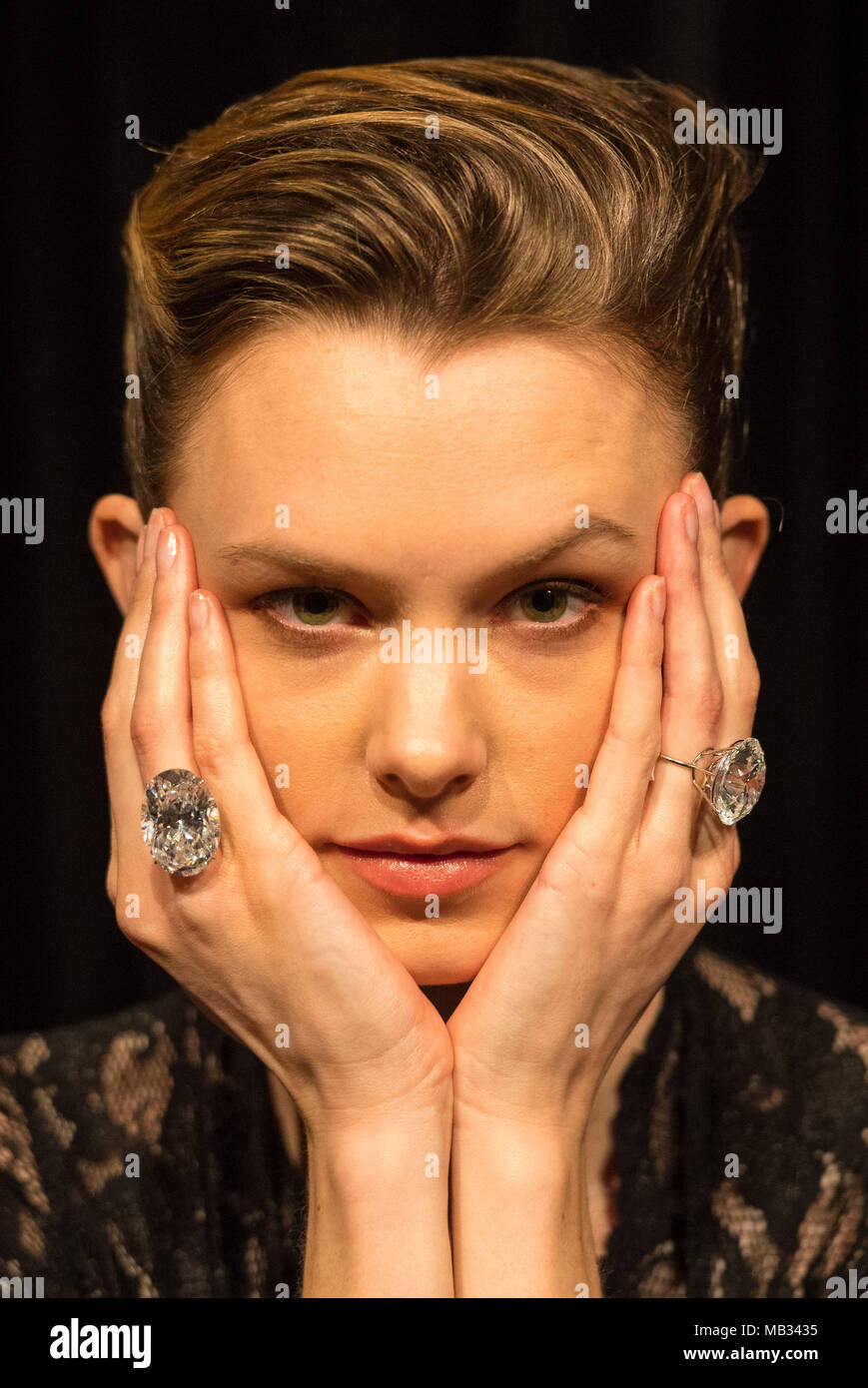 Un modèle porte deux bagues à diamant blanc, chacun plus de 50 carats à Sotheby's Londres centre, l'avant de la maison de vente aux enchères à Genève vente de bijoux magnifiques et bijoux Noble le 15 mai. Banque D'Images