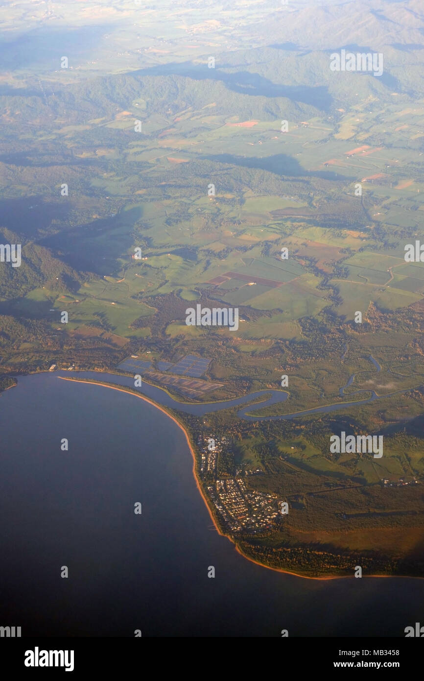Vue aérienne de Kurrimine Beach et Maria Creek National Park, Queensland, Australie. Pas de PR Banque D'Images