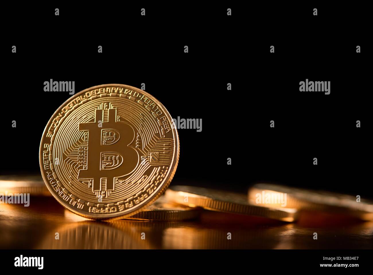 L'un bitcoin d'or sur son bord indiqué sur l'arrière-plan d'autres cryptocurrencies présentation tendance future de l'argent virtuel. Blockchain la monnaie numérique web mining innovation finances bourse Banque D'Images