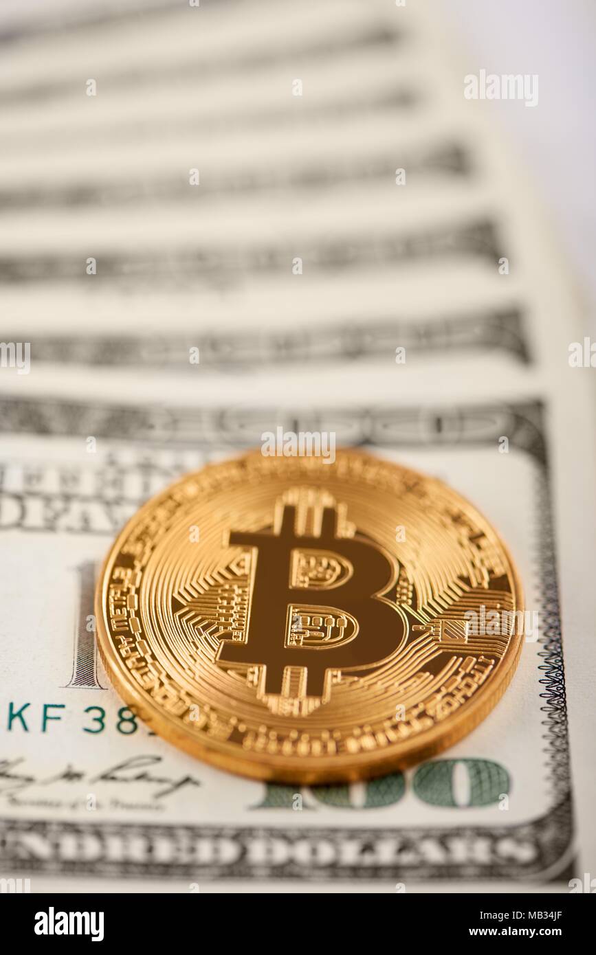 Bitcoin d'or sur le dessus de la pile de billets de cent dollars représentant tendance future de l'argent virtuel. Électronique numérique Blockchain site web service de l'innovation financière bourse minière Banque D'Images