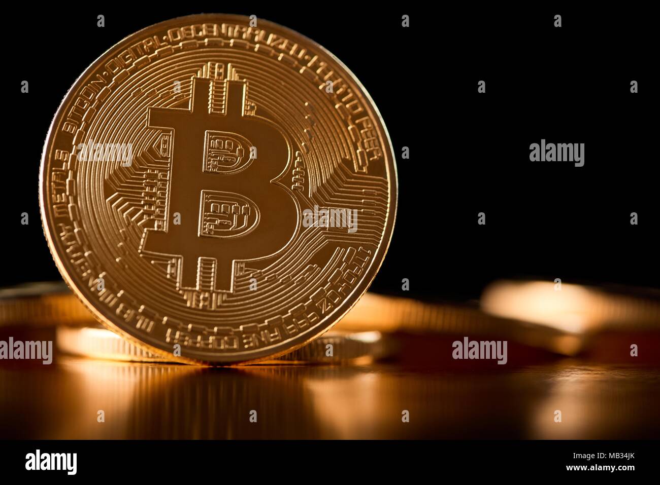 Bitcoin or comme monnaie numérique principal dans le monde présenté sur fond flou avec d'autres cryptocurrencies. Blockchain web virtuel de l'argent électronique finances l'avenir de l'exploitation minière de l'innovation bancaire tendance Banque D'Images
