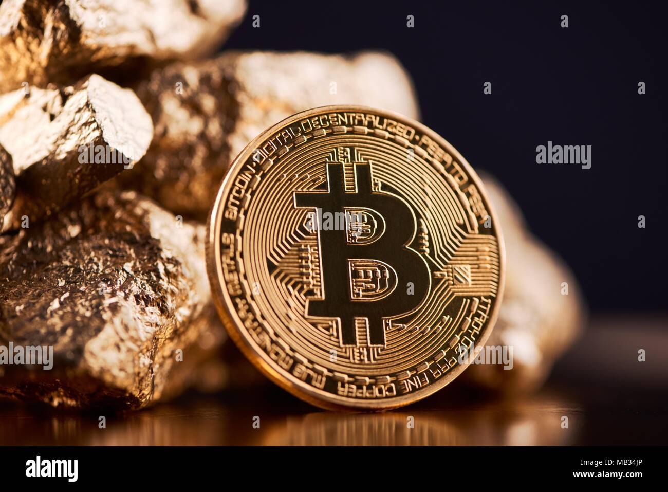 Bitcoin or à côté de morceaux d'or représentant les deux tendances monde futuriste isolé sur fond noir. Monnaie virtuelle numérique blockchain l'exploitation minière de l'argent électronique exchange innovation business Banque D'Images