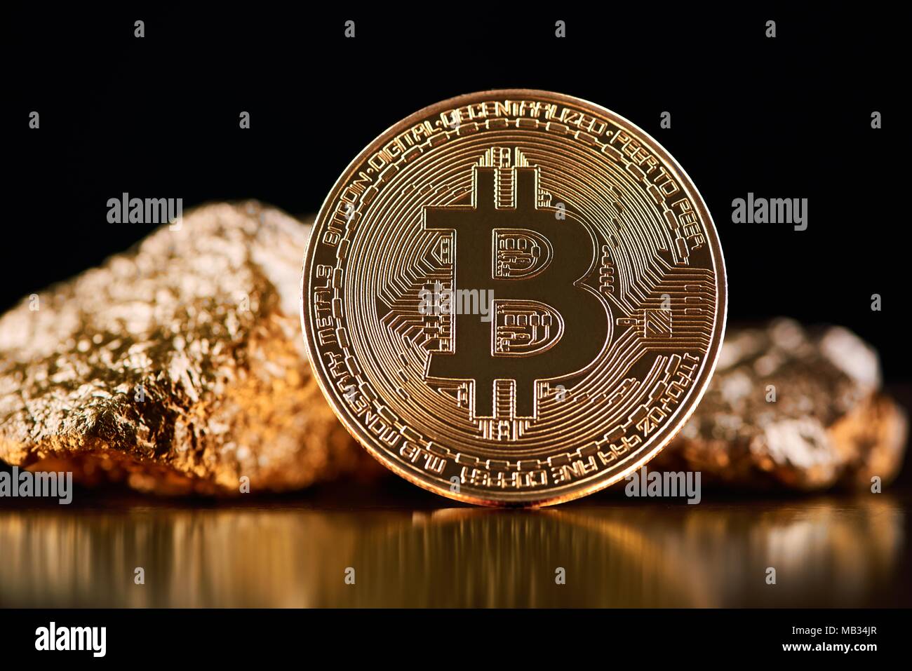 Bitcoin d'or en face de morceaux d'or représentant les deux tendances monde futuriste isolé sur fond noir. Monnaie virtuelle numérique blockchain l'exploitation minière de l'argent électronique exchange innovation business Banque D'Images