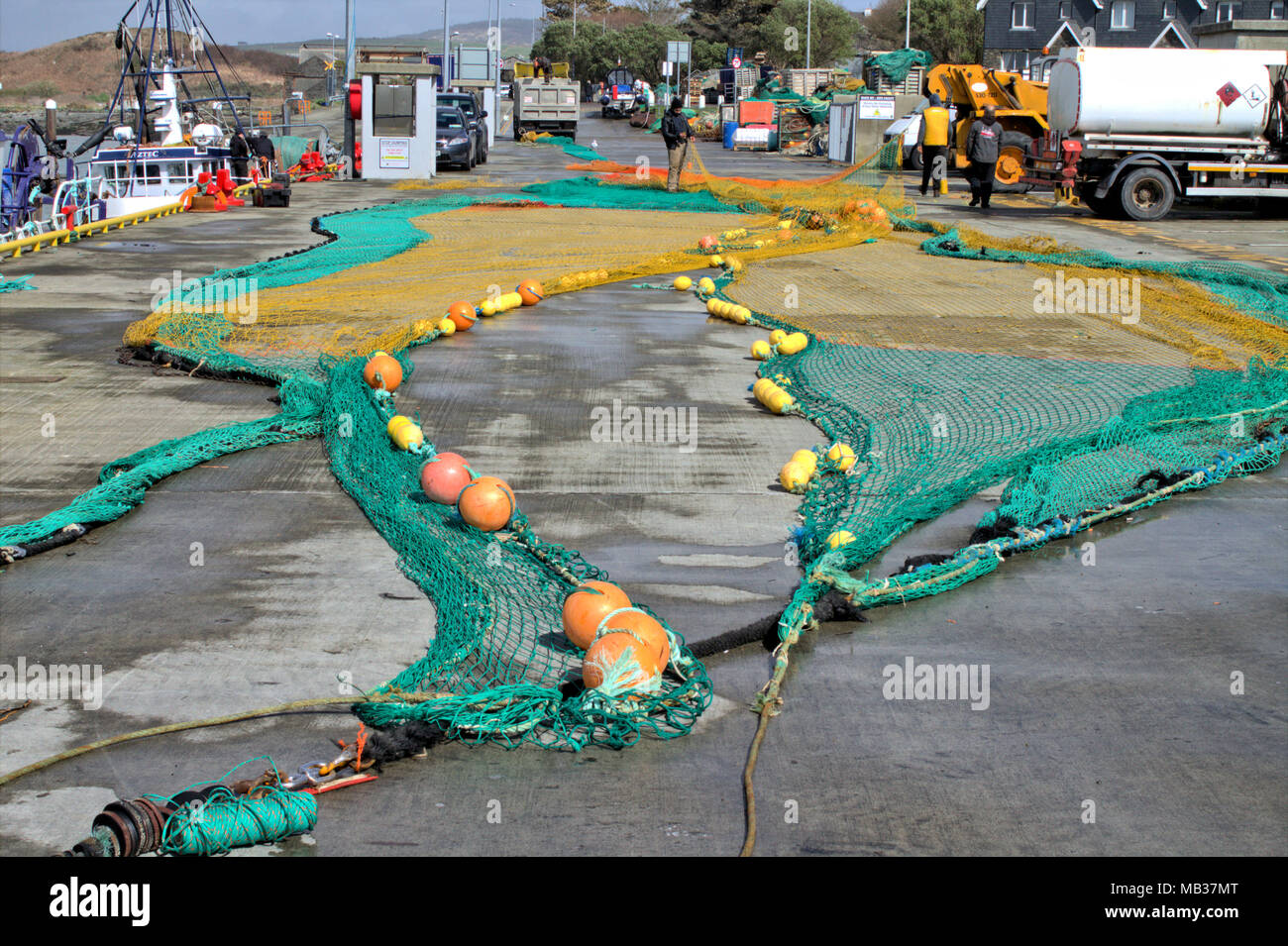 Tout nouveau chalut organisé sur baltimore quay ireland, disposant de tous les flotteurs et pignon du rouleau inférieur monté, avant le chargement à bord du chalutier. Banque D'Images