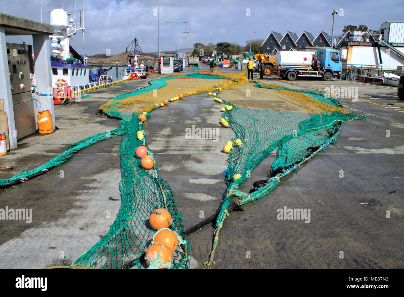 Tout nouveau chalut organisé sur baltimore quay ireland, disposant de tous les flotteurs et pignon du rouleau inférieur monté, avant le chargement à bord du chalutier. Banque D'Images