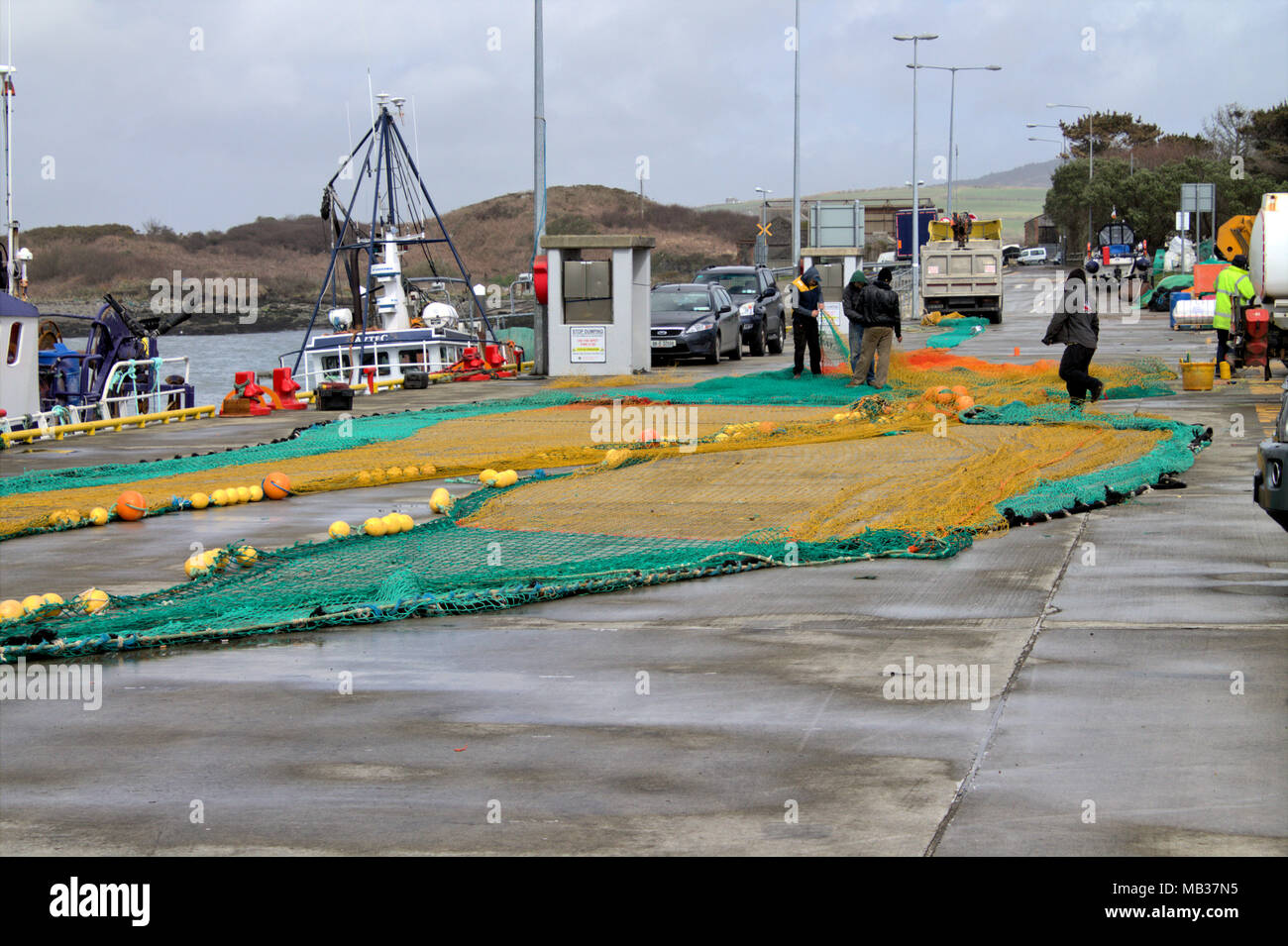 Tout nouveau chalut organisé sur baltimore quay ireland, disposant de tous les flotteurs et pignon du rouleau inférieur monté, avant le chargement à bord du chalutier. Banque D'Images