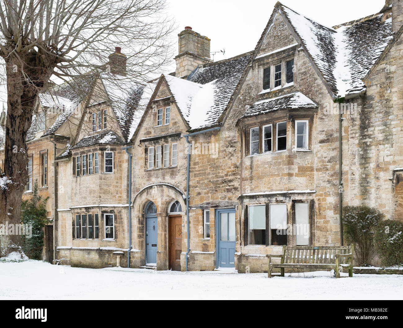 Maisons en pierre de Burford dans la neige de l'hiver. Burford, Cotswolds, Oxfordshire, Angleterre Banque D'Images