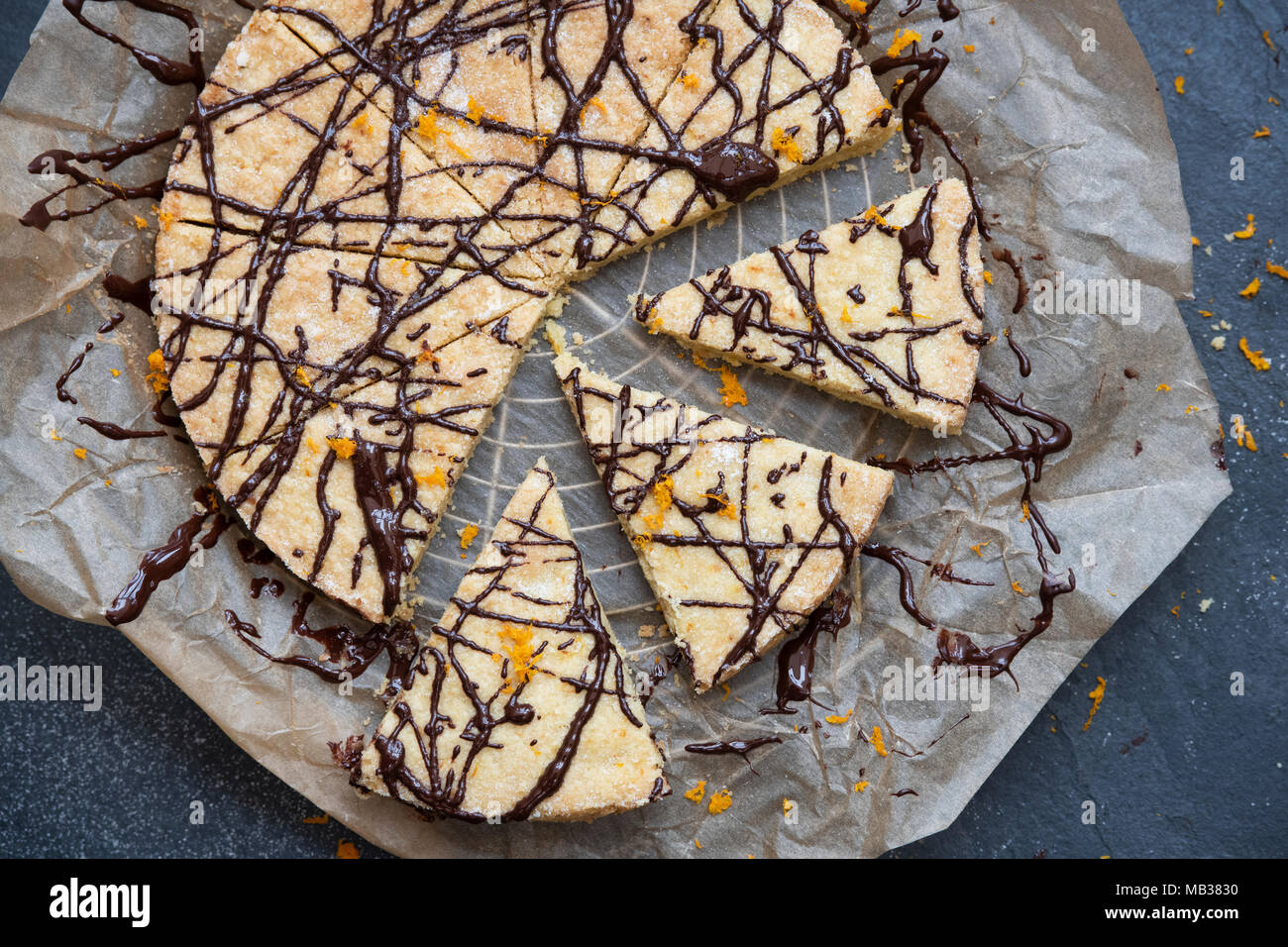 Sablés au Chocolat et orange sur un fond d'ardoise Banque D'Images