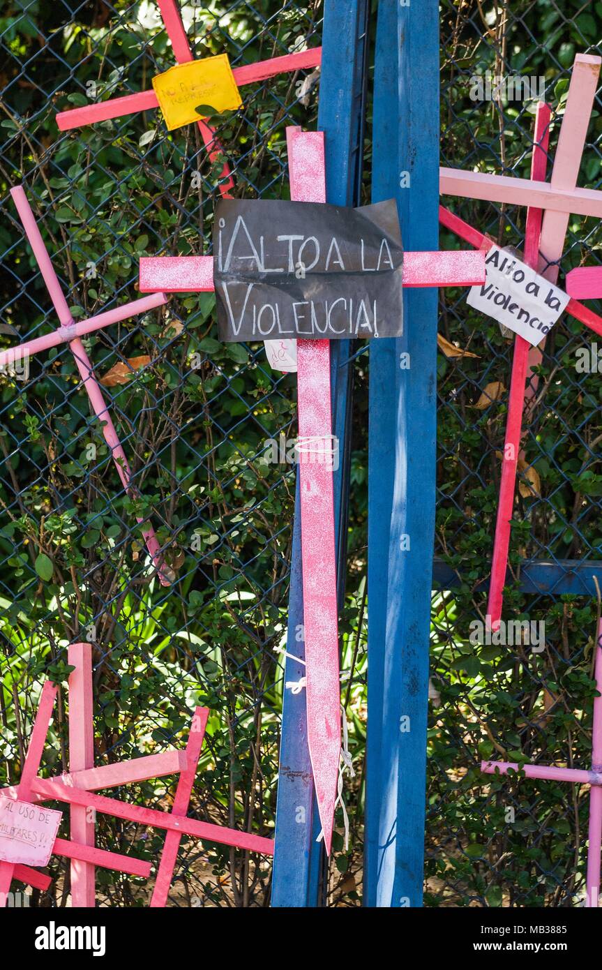 Croix de bois en rose comme une protestation contre l'insécurité et les féminicides au Mexique, placé sur l'Avenue Reforma, à Mexico. Banque D'Images