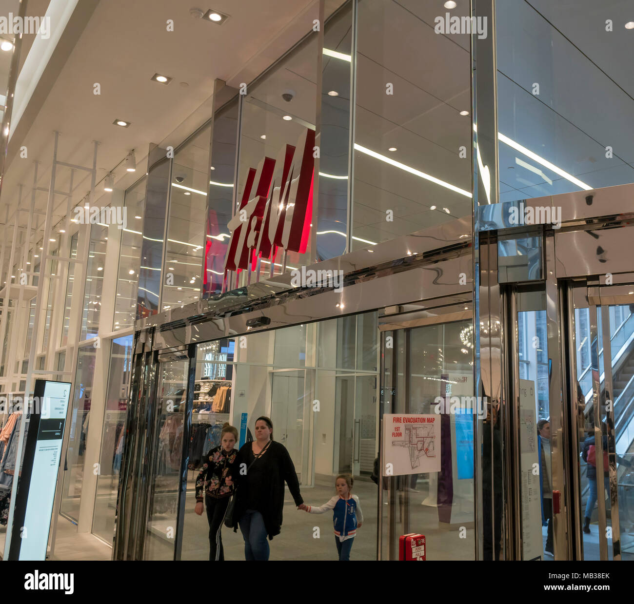 Le magasin H & M dans la Westfield Mall dans le Lower Manhattan à New York  est vu sur Mardi, 27 mars 2018. H&M a signalé que le profit a baissé de