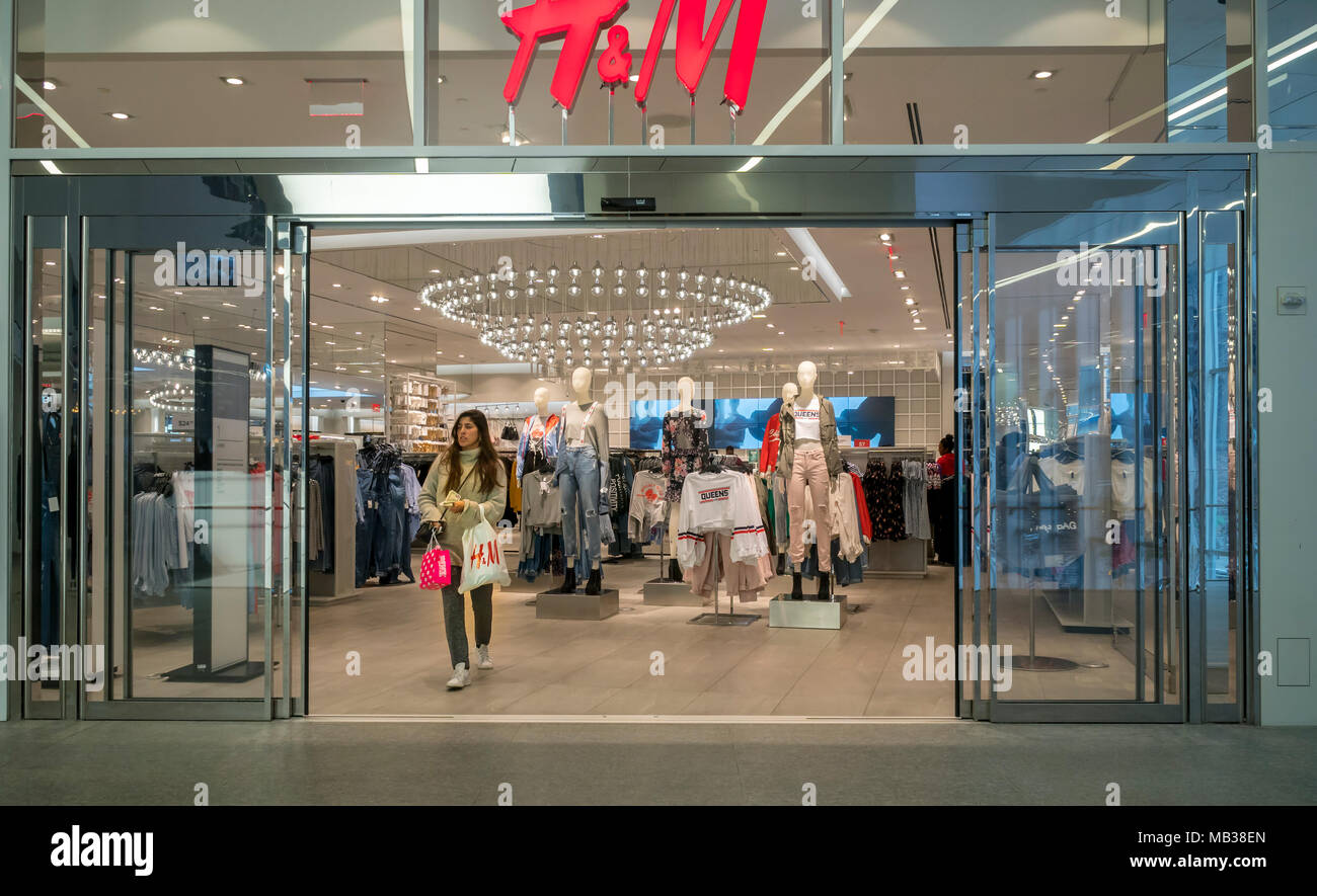 Le magasin H & M dans la Westfield Mall dans le Lower Manhattan à New York  est vu sur Mardi, 27 mars 2018. H&M a signalé que le profit a baissé de