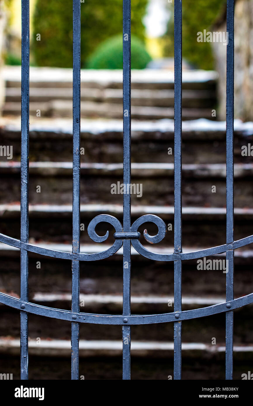 Entrée d'un mur de pierre, le jardin fermé de sécurité porte d'entrée. Banque D'Images