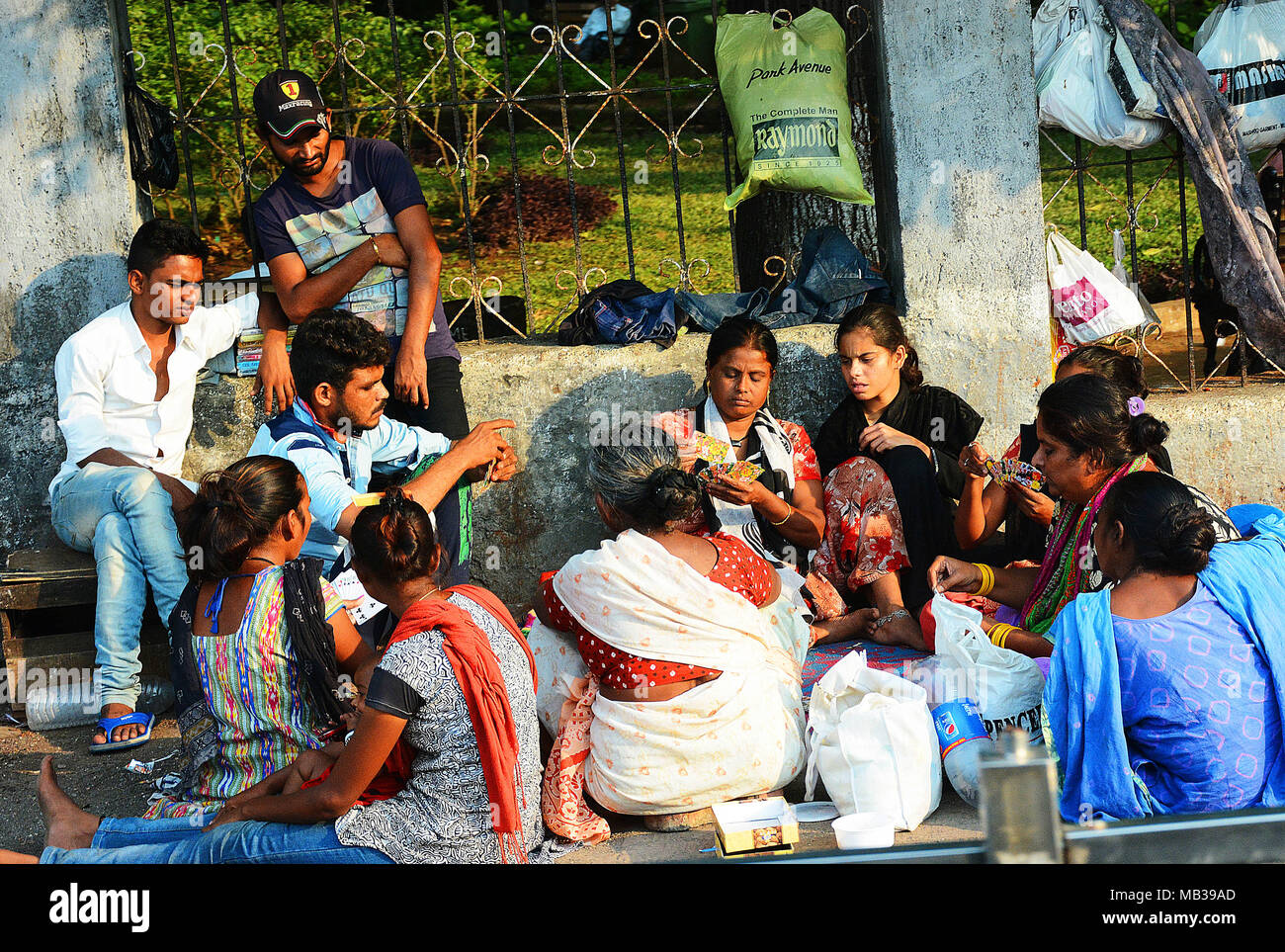 Un groupe de personnes qui prend le temps de jouer aux cartes et de socialiser dans une rue, Mumbai, Inde Banque D'Images